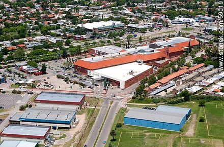Vista aérea de Portones Shopping en Avenida Italia - Departamento de Montevideo - URUGUAY. Foto No. 59019