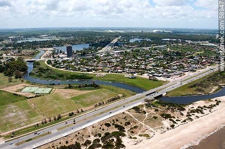 Vista aérea del arroyo Carrasco. Límite de los departamentos de Montevideo y Canelones - Departamento de Montevideo - URUGUAY. Foto No. 58947