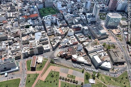 Vista aérea de la Plaza España, sedes de clubes deportivos, el Mercado Central, teatro Solís y la Torre Ejecutiva. - Departamento de Montevideo - URUGUAY. Foto No. 59109