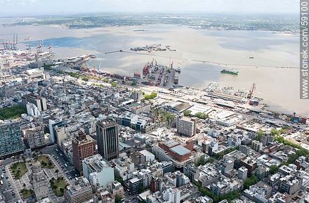 Vista aérea del Palacio Salvo, hotel Radisson Victoria Plaza, Banco Central y la bahía de Montevideo - Departamento de Montevideo - URUGUAY. Foto No. 59100