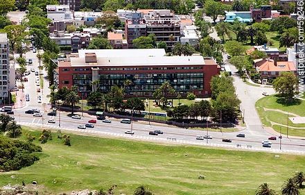 Vista aérea del Liceo Francés. Rambla Armenia - Departamento de Montevideo - URUGUAY. Foto No. 59246
