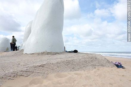 Los dedos de La Mano asomando desde su base de hormigón (2013) - Punta del Este y balnearios cercanos - URUGUAY. Foto No. 59372