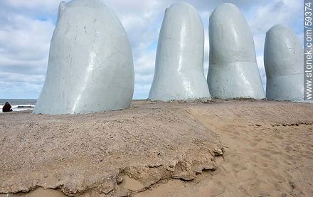 Los dedos de La Mano asomando desde su base de hormigón (2013) - Punta del Este y balnearios cercanos - URUGUAY. Foto No. 59374