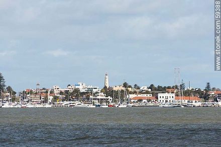Vista del faro y puerto desde la playa en invierno - Punta del Este y balnearios cercanos - URUGUAY. Foto No. 59388