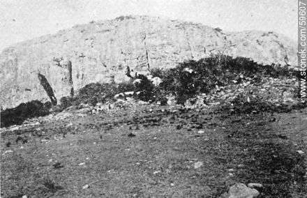 Cerro Arequita y entrada a la gruta Colón. Departamento de Minas (Lavalleja). 1909. -  - URUGUAY. Foto No. 59607