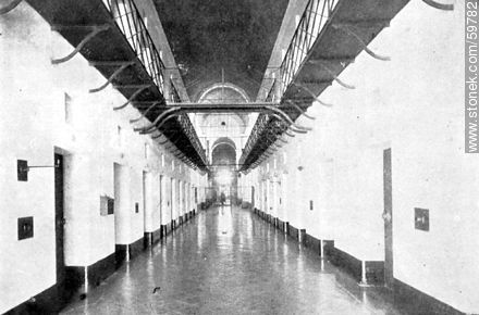 La nueva Penitenciaría. Un corredor, 1910 - Departamento de Montevideo - URUGUAY. Foto No. 59782