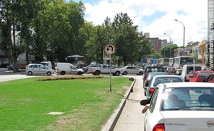 Embotellamiento de autos en Av. Italia - Departamento de Montevideo - URUGUAY. Foto No. 60189