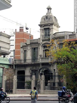 Antigua casa sobre Bulevar España - Departamento de Montevideo - URUGUAY. Foto No. 60202