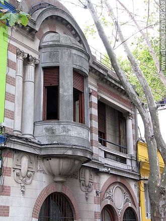 Antigua casa en la calle Edil Hugo Pratto - Departamento de Montevideo - URUGUAY. Foto No. 60203