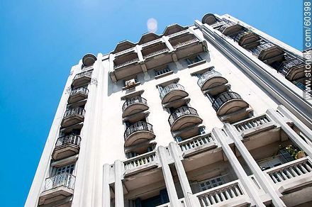 Edificio Parma en la esquina de 18 de Julio y Minas - Departamento de Montevideo - URUGUAY. Foto No. 60398