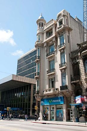 Antiguo edificio en la avenida 18 de Julio esquina Minas - Departamento de Montevideo - URUGUAY. Foto No. 60408