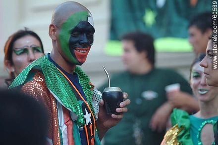 Drinking mate before the parade - Department of Montevideo - URUGUAY. Photo #60589