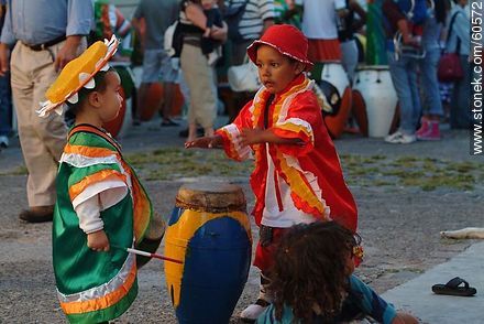 Niños con sus tambores listos para el desfile - Departamento de Montevideo - URUGUAY. Foto No. 60572