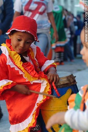 Niño candombero pronto para el desfile - Departamento de Montevideo - URUGUAY. Foto No. 60573