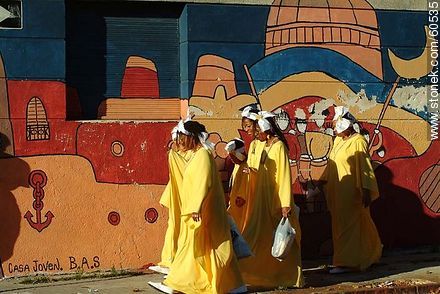Mujeres vestidas de amarillo - Departamento de Montevideo - URUGUAY. Foto No. 60535
