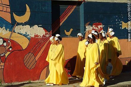 Mujeres vestidas de amarillo - Departamento de Montevideo - URUGUAY. Foto No. 60537