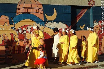 Women dressed in yellow - Department of Montevideo - URUGUAY. Photo #60539