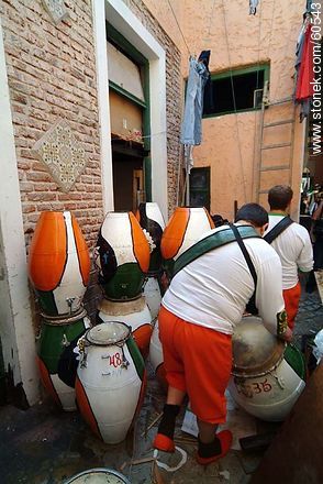 Aprontando los tambores para el desfile de Llamadas - Departamento de Montevideo - URUGUAY. Foto No. 60543
