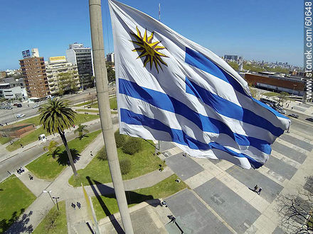 Bandera uruguaya desde lo alto en Tres Cruces - Departamento de Montevideo - URUGUAY. Foto No. 60648