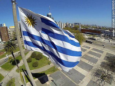 Bandera uruguaya desde lo alto en Tres Cruces - Departamento de Montevideo - URUGUAY. Foto No. 60636