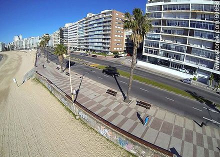Pocitos beach and Rambla Rep. del Perú.  - Department of Montevideo - URUGUAY. Photo #60858