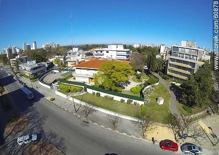 Vista aérea de la Embajada y consulado de Japón. Plazuela de los Arquitectos en la esquina de los bulevares Artigas y España - Departamento de Montevideo - URUGUAY. Foto No. 60878