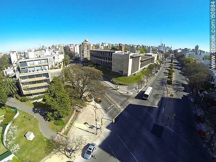 Vista aérea de Vista aérea de Bulevar Artigas mirando al norte. Esquina con Bulevar España. Facultad de Arquitectura - Departamento de Montevideo - URUGUAY. Foto No. 60884