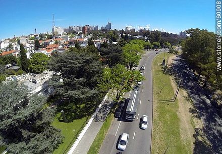 Foto aérea de automóviles circulando por la Avenida Ricaldoni - Departamento de Montevideo - URUGUAY. Foto No. 60908