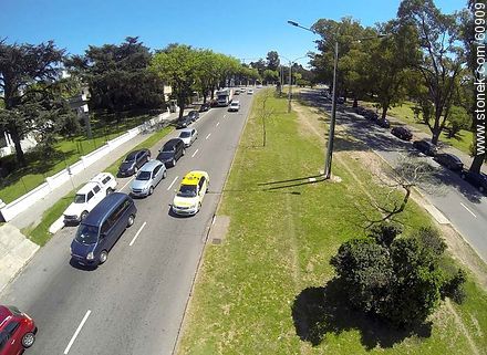 Foto aérea de automóviles circulando por la Avenida Ricaldoni - Departamento de Montevideo - URUGUAY. Foto No. 60909