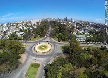 Foto aérea de la fuente de la Avenida Ricaldoni y Dr. Luis Morquio - Departamento de Montevideo - URUGUAY. Foto No. 60951