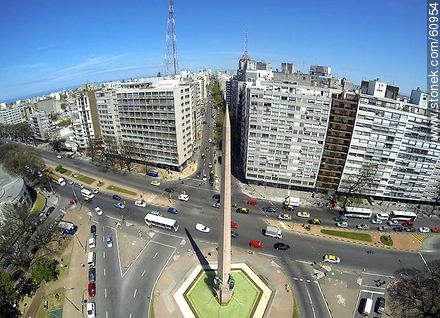 Foto aérea del Obelisco a los Constituyentes de 1830. Bulevar Artigas, Avenidas 18 de Julio y Dr. Luis Morquio - Departamento de Montevideo - URUGUAY. Foto No. 60954