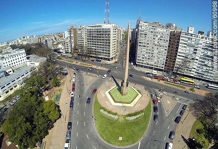 Foto aérea del Obelisco a los Constituyentes de 1830. Bulevar Artigas, Avenidas 18 de Julio y Dr. Luis Morquio - Departamento de Montevideo - URUGUAY. Foto No. 60968