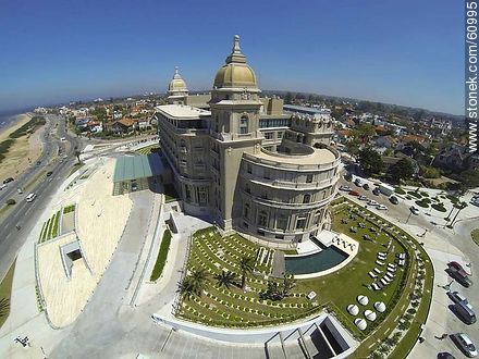 Vista aérea del Hotel Carrasco. Rambla Tomás Berreta - Departamento de Montevideo - URUGUAY. Foto No. 60995