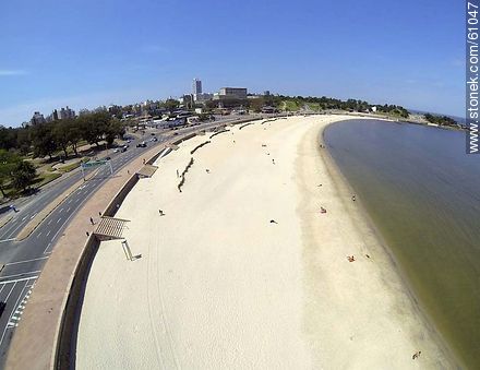 Vista aérea de la Playa Ramírez - Departamento de Montevideo - URUGUAY. Foto No. 61047