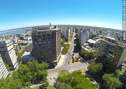 Foto aérea de la esquina de la calle Colonia y la Av. del Libertador - Departamento de Montevideo - URUGUAY. Foto No. 61299