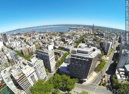 Foto aérea de la esquina de la calle Colonia y la Av. del Libertador - Departamento de Montevideo - URUGUAY. Foto No. 61294