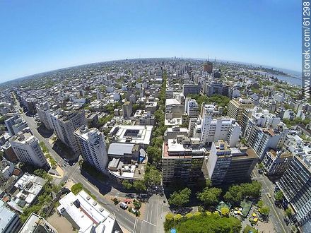 Foto aérea de la esquina de la calles Colonia, río Negro y la Av. del Libertador - Departamento de Montevideo - URUGUAY. Foto No. 61298