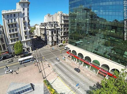 Foto aérea del banco Santander en la Avenida 18 de Julio y Julio Herrera y Obes - Departamento de Montevideo - URUGUAY. Foto No. 61323