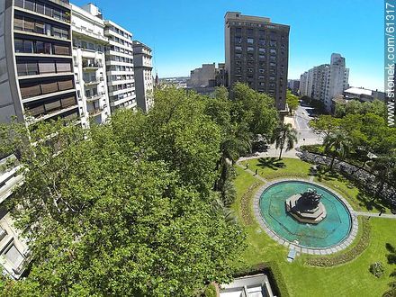 Foto aérea de la Plaza Fabini. Monumento al Entrevero - Departamento de Montevideo - URUGUAY. Foto No. 61317