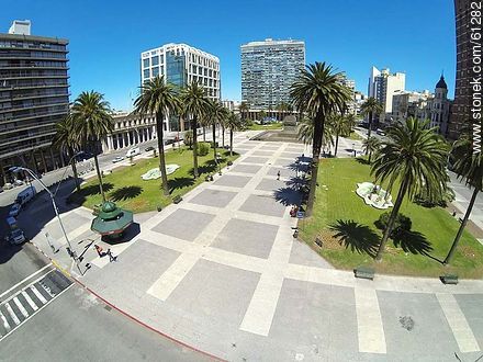 Vista aérea de un sector de Plaza Independencia - Departamento de Montevideo - URUGUAY. Foto No. 61282