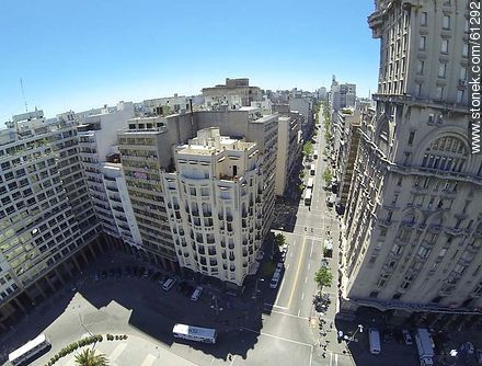 Foto aérea del Palacio Salvo y la avenida 18 de Julio - Departamento de Montevideo - URUGUAY. Foto No. 61292