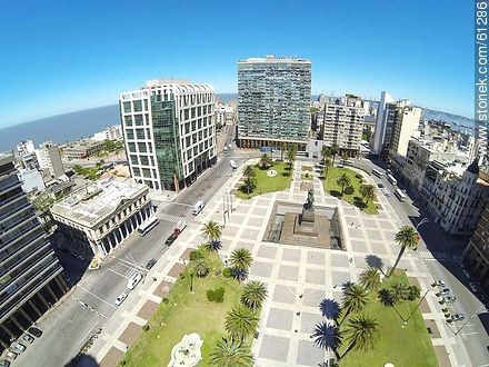Vista aérea de un sector de Plaza Independencia. Torre Ejecutiva. Edificio Ciudadela - Departamento de Montevideo - URUGUAY. Foto No. 61286