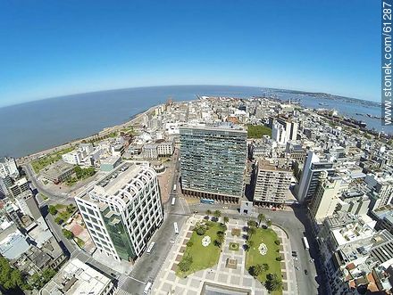 Vista aérea de un sector de Plaza Independencia - Departamento de Montevideo - URUGUAY. Foto No. 61287