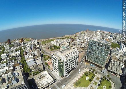 Vista aérea de un sector de Plaza Independencia - Departamento de Montevideo - URUGUAY. Foto No. 61273