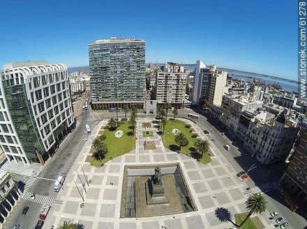 Vista aérea de un sector de Plaza Independencia. Torre Ejecutiva. Edificio Ciudadela - Departamento de Montevideo - URUGUAY. Foto No. 61278