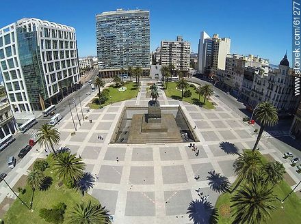 Vista aérea de un sector de Plaza Independencia. Torre Ejecutiva. Edificio Ciudadela - Departamento de Montevideo - URUGUAY. Foto No. 61277