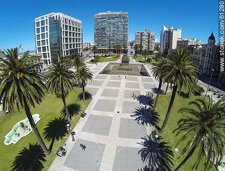 Vista aérea de un sector de Plaza Independencia - Departamento de Montevideo - URUGUAY. Foto No. 61280