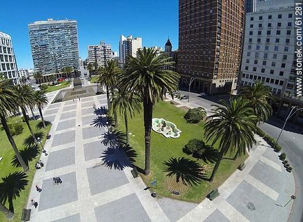 Vista aérea de un sector de Plaza Independencia - Departamento de Montevideo - URUGUAY. Foto No. 61281