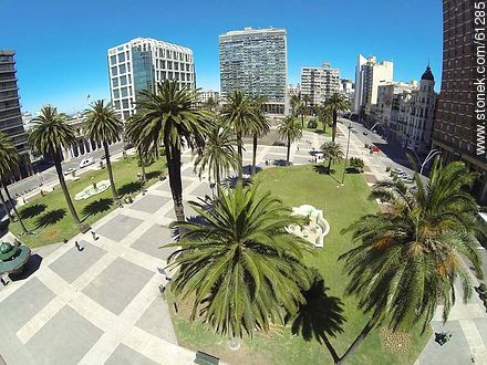 Vista aérea de un sector de Plaza Independencia - Departamento de Montevideo - URUGUAY. Foto No. 61285
