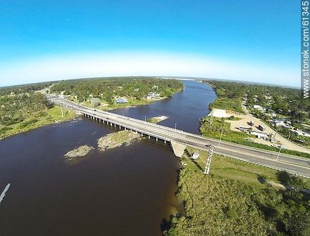 Foto aérea del puente de la ruta Interbalnearia sobre el arroyo Pando. El Pinar, Neptunia y Pinamar - Departamento de Canelones - URUGUAY. Foto No. 61345